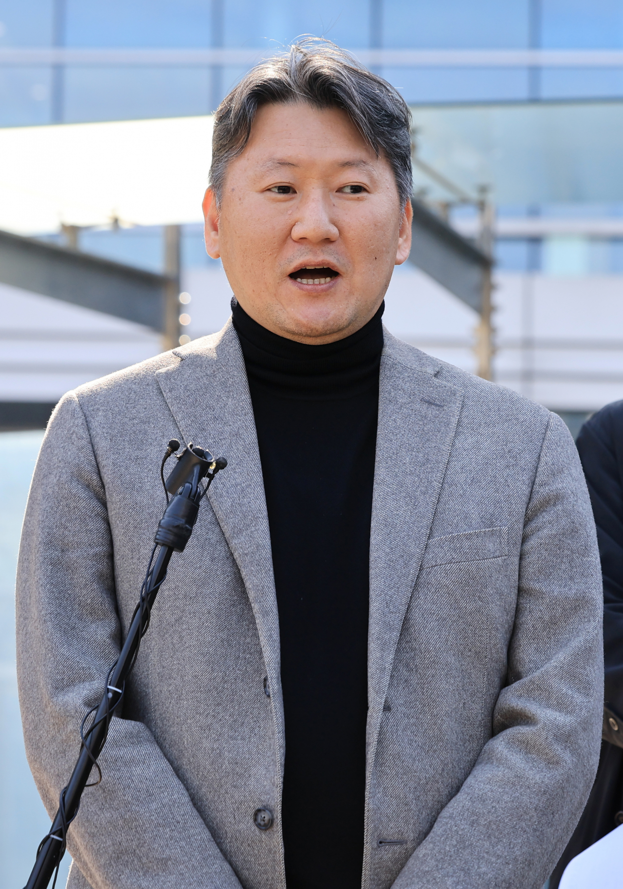 김창수 전국의과대학교수협의회 비상대책위원장이 지난달14일 오후 서초구 서울행정법원에서 협의회가 보건복지부 장관과 교육부 장관을 상대로 낸 의대 증원 취소소송·집행정지 가처분 신청과 관련해 입장을 밝히고 있다. [연합]