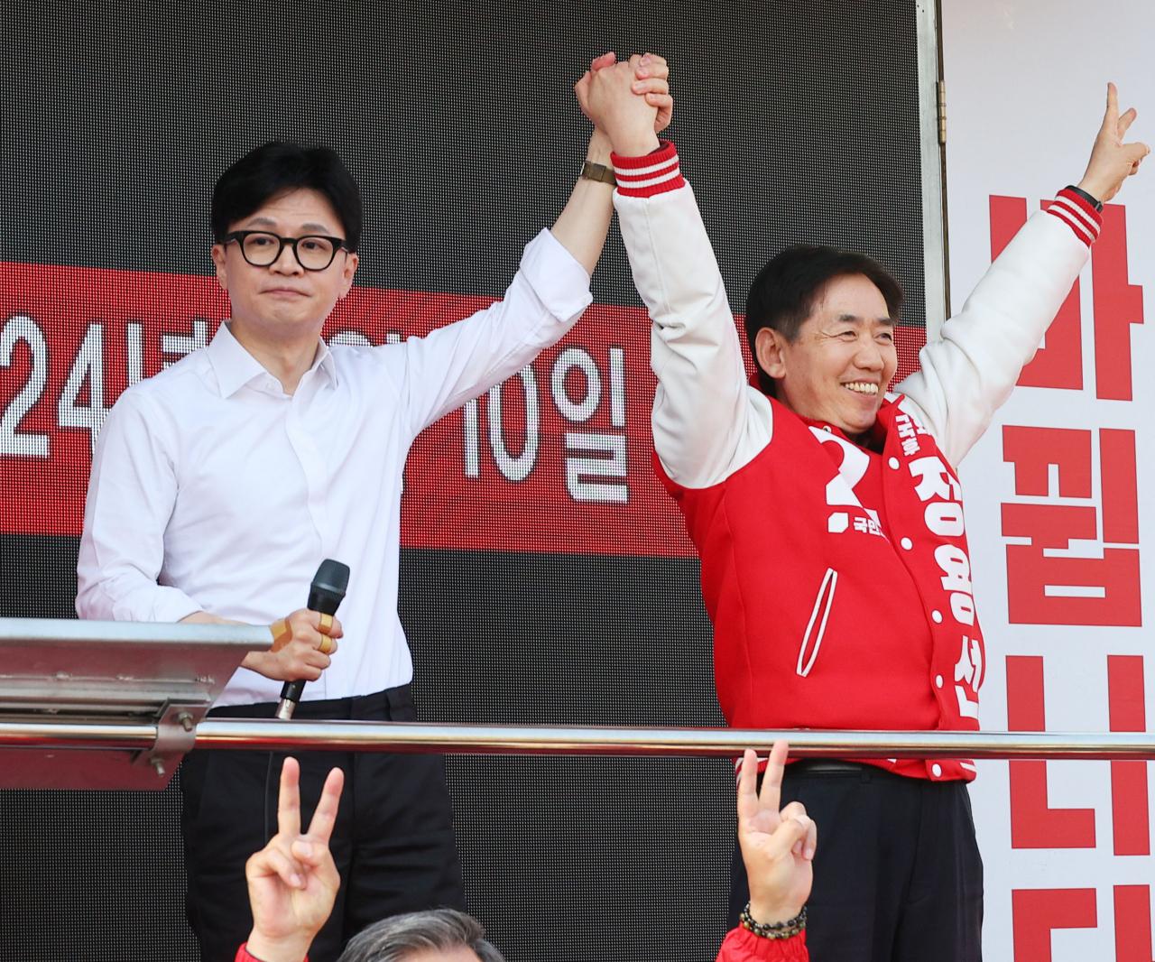 국민의힘 한동훈 비상대책위원장 겸 총괄 선거대책위원장이 2일 충남 당진전통시장 앞에서 정용선(충남 당진시) 후보에 대한 지지를 호소하고 있다. 연합뉴스
