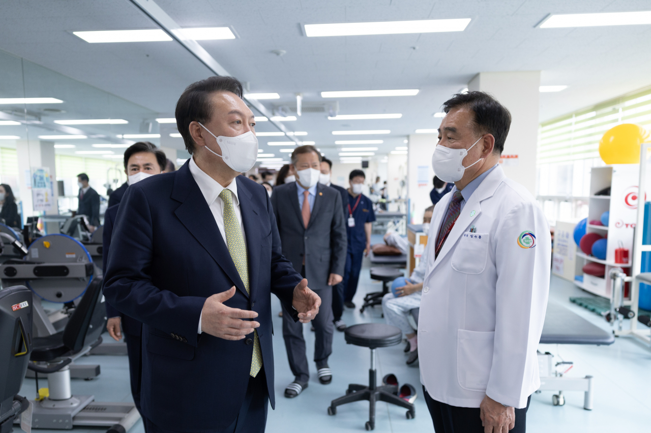 윤석열 대통령이 2일 충남 공주시 공주의료원을 찾아 재활센터를 둘러보고 있다. 연합뉴스