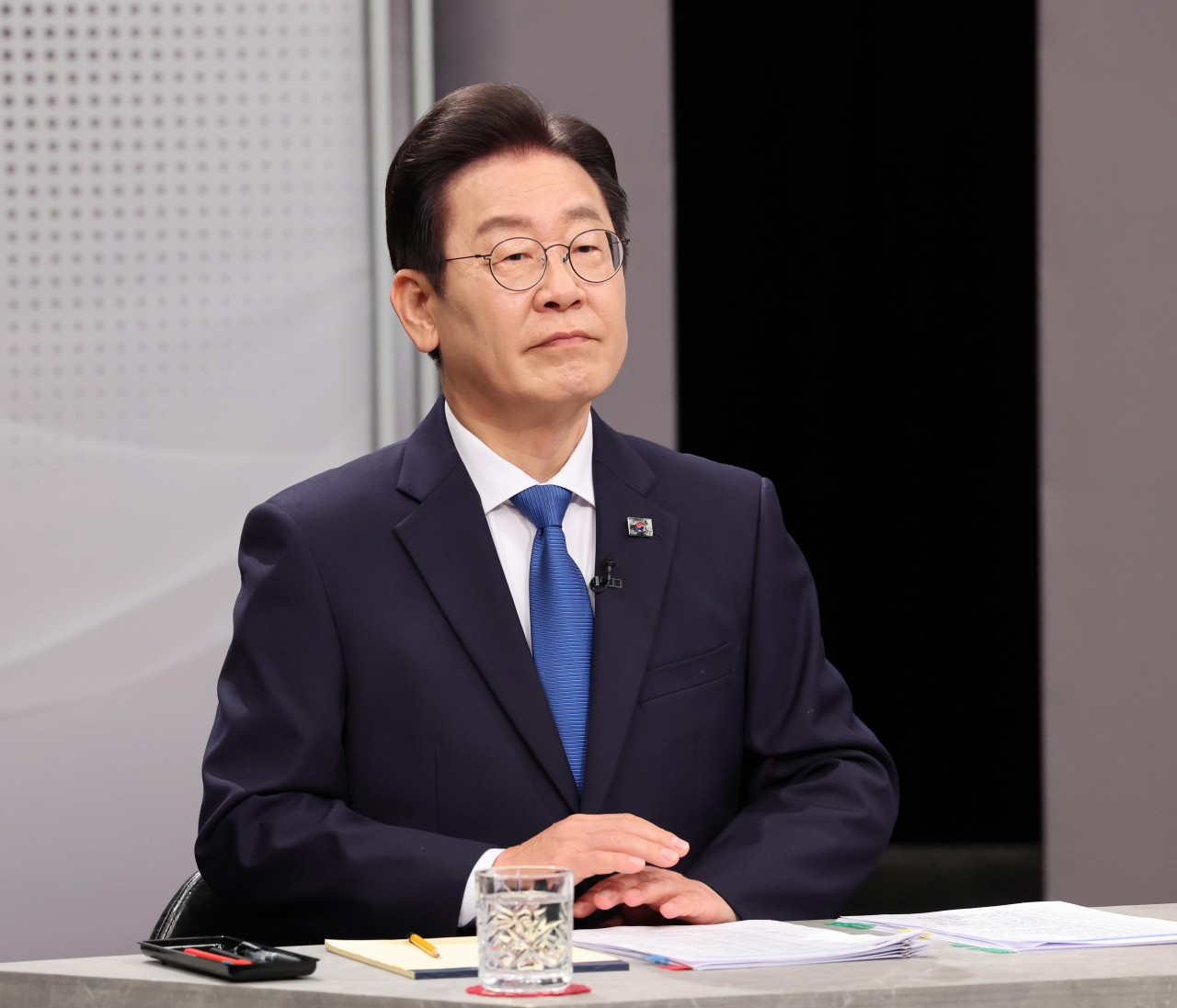 제22대 총선 인천 계양을에 출마한 이재명 더불어민주당 후보가 1일 오후 경기 부천시 OBS 경인TV에서 후보자 토론회를 준비하고 있다. [연합]