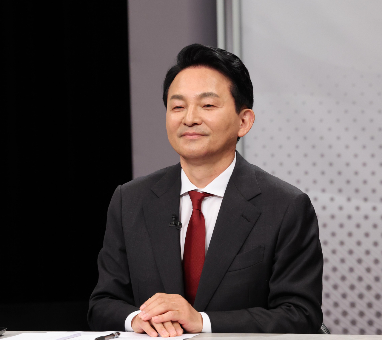 제22대 총선 인천 계양을에 출마한 원희룡 국민의힘 후보가 1일 오후 경기 부천시 OBS 경인TV에서 후보자 토론회를 준비하고 있다. [연합]