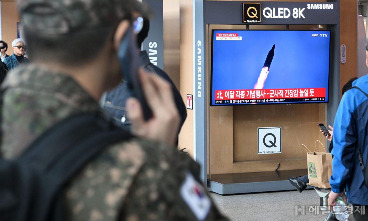 북한이 동해상으로 탄도미사일을 발사한 지난 2일 오전 서울역 대합실에서 휴가나온 군인이 관련 뉴스를 보며 통화를 하고 있다. [이상섭 기자]