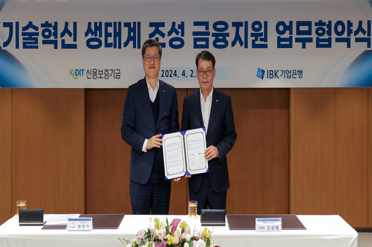 2일 서울 중구 기업은행 본사에서 열린 업무협약식에 참석한 최원목(왼쪽) 신용보증기금 이사장과 김성태(오른쪽) IBK기업은행장이 기념 촬영을 하고 있다.[신용보증기금 제공]