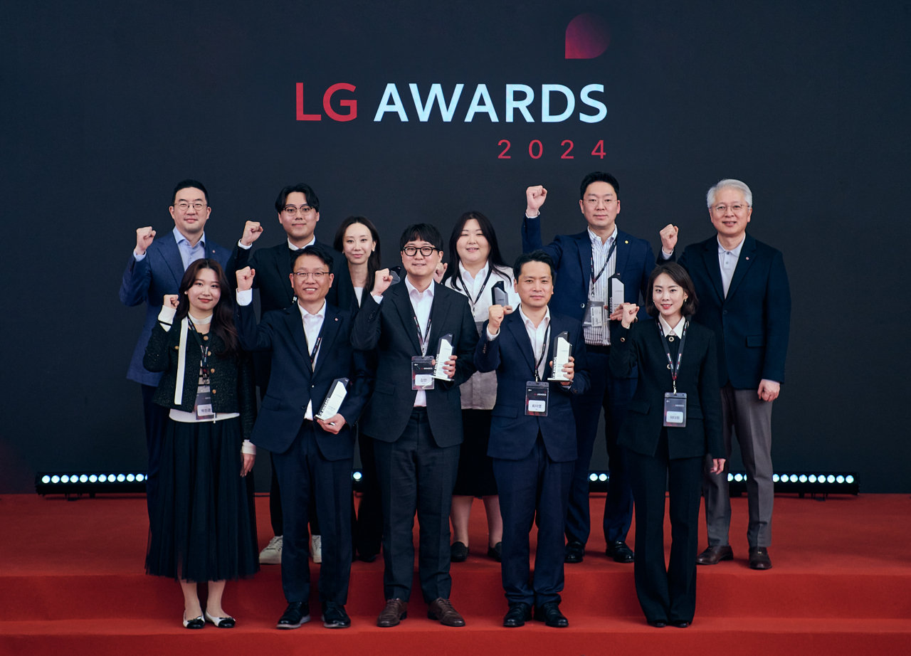 2일 경기도 이천 LG인화원에서 열린 LG 어워즈에서 구광모(뒷줄 왼쪽 첫번째) ㈜LG 회장이 고객 대표, 수상자들과 기념 촬영을 하고 있다. [LG 제공]
