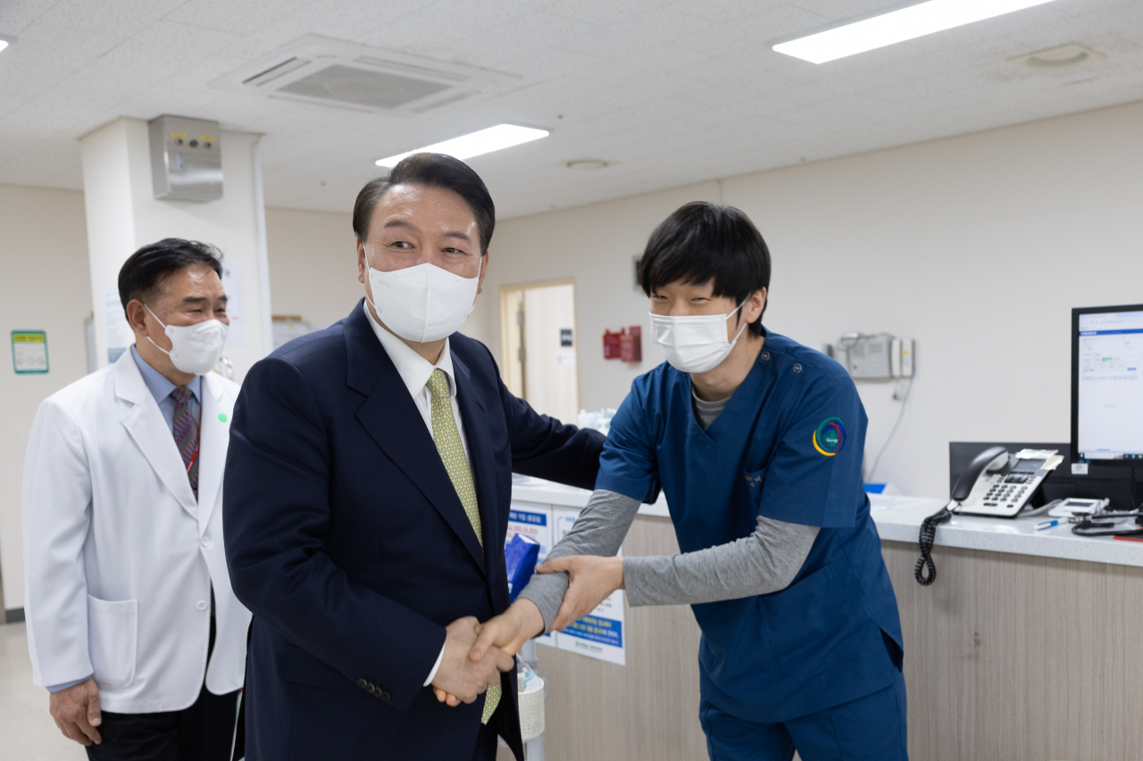 윤석열 대통령이 2일 충남 공주시 공주의료원을 찾아 응급의료 담당자를 격려하고 있다. [연합]