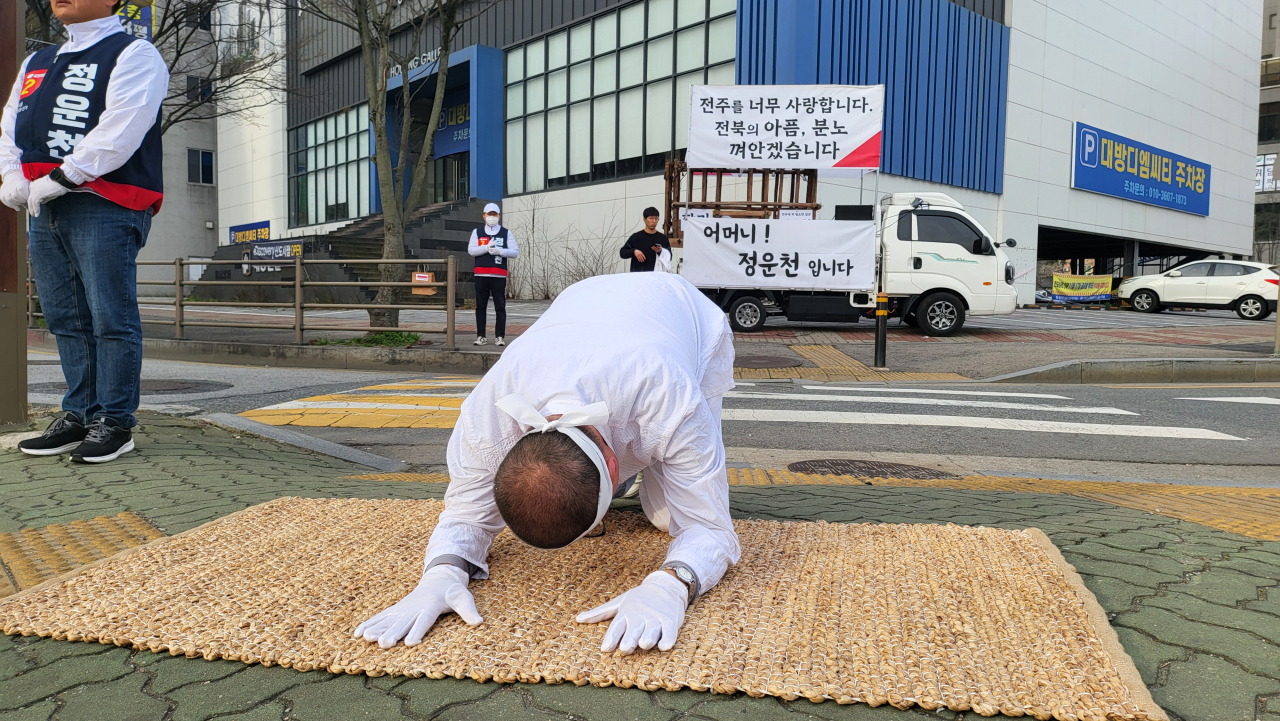 함거 유세, 상의 탈의 포스터 등…이색 선거운동 눈길[이런정치]