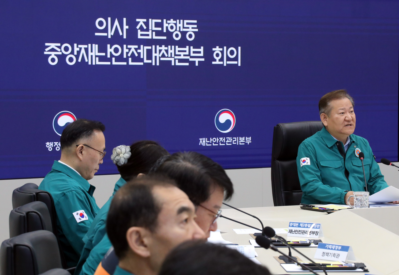 이상민 ‘의사 집단행동 중앙난재안전대책본부(중대본)’ 제1차장(행정안전부 장관)이 3일 오전 정부세종청사 중앙재난안전상황실에서 열린 중대본 회의를 주재하고 있다.[연합]