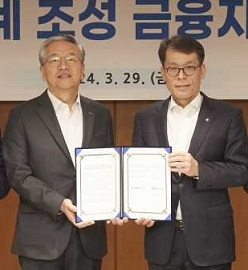 김종호 기보 이사장(왼쪽)과 김성태 중소기업은행장이 중소기업 금융지원 관련 업무협약을 하고 있다. [기보 제공]