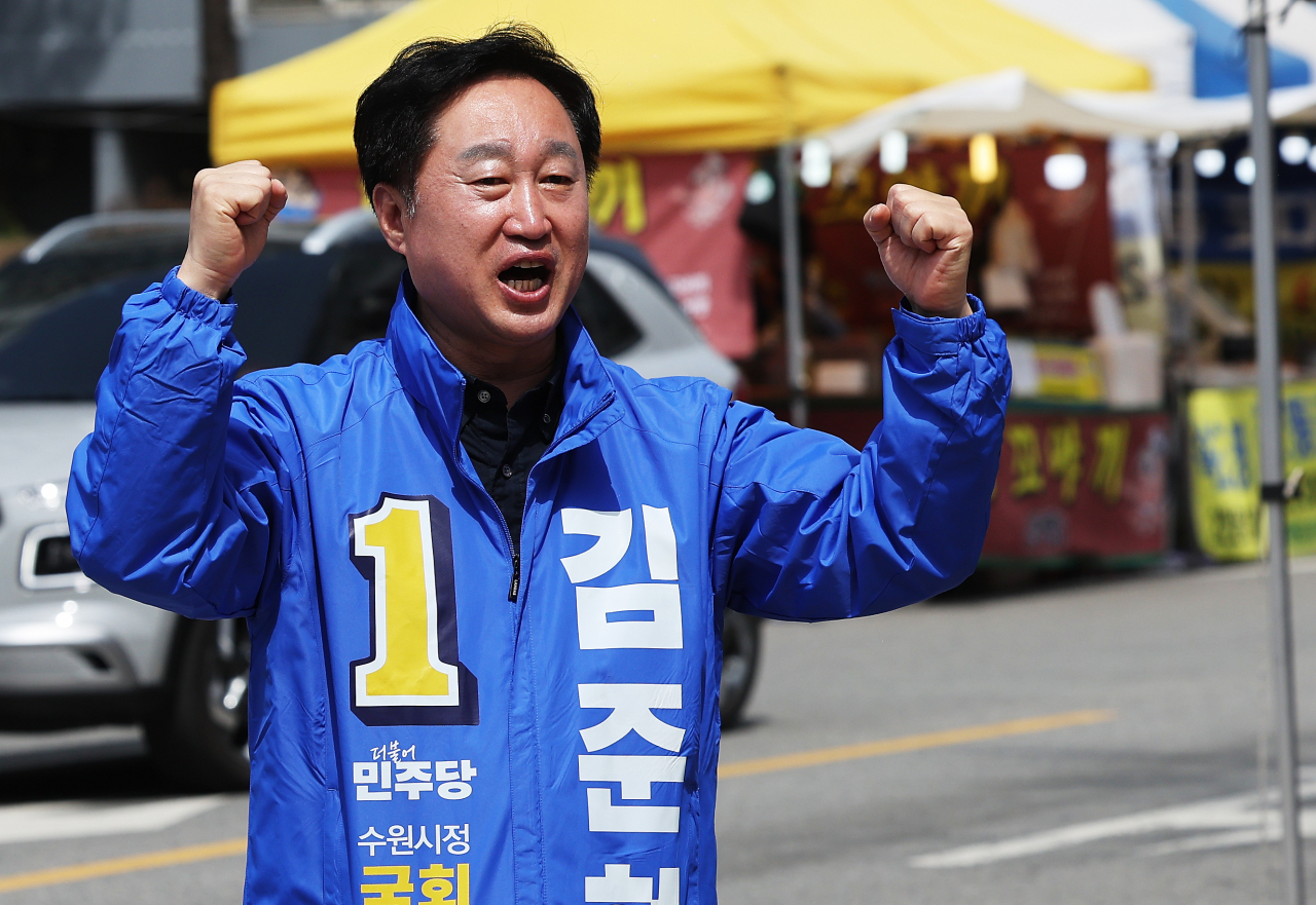 제22대 국회의원선거 수원정에 김준혁 더불어민주당 후보가 2일 오후 경기도 수원시 영통구의 한 아파트 단지에서 시민들과 인사하고 있다. [연합]