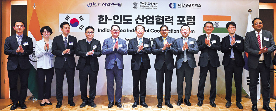 2일 서울 롯데호텔 에메랄드룸에서 열린 한-인도 산업협력 포럼 2024에서 김평중(왼쪽부터) 한국석유화학협회 본부장, 임소영 산업연구원 글로벌산업실장, 박병열 산업연구원 부연구위원, 최부식 포스코경영연구소 수석연구원, 김종철 산업통상자원부 통상협력국장, 주현 산업연구원 원장, 아밋 쿠마르 주한 인도대사, 이성우 대한상의 국제통상본부장, 이민석 영원무역 사장, 김낙형 크래프톤 수석 프로듀서, 니시 칸트 싱 주한 인도부대사가 기념촬영을 하고 있다. 이상섭 기자