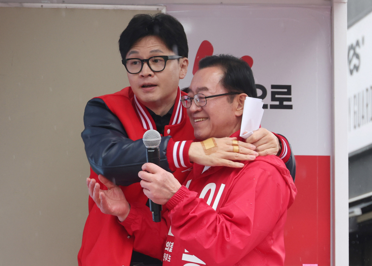 한동훈 국민의힘 비상대책위원장 겸 총괄 선거대책위원장이 3일 오전 충주 성서 차없는 거리 공연장 인근에서 이종배(충주시) 후보의 지지를 호소하고 있다. [연합]