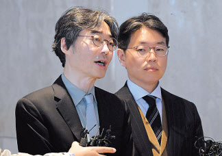 임종윤(왼쪽) 한미사이언스 사내이사가 최근 경기 화성시 수원과학대 신텍스(SINTEX)에서 열린 제51기 한미사이언스 정기주주총회를 마치고 취재진의 질문에 답변하고 있다. 이상섭 기자