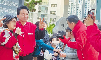 원희룡 국민의힘 공동선대위원장(인천 계양을 후보)이 1일 오후 계양구 임학동에서 진행된 퇴근길 유세 현장에서 주민들과 기념사진을 촬영하고 있다. 김진 기자