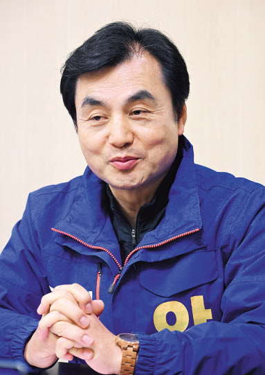 안규백 더불어민주당 전략공천관리위원장이 27일 오후 서울 동대문구 선거사무실에서 헤럴드경제와 인터뷰를 하고 있다. 이상섭 기자