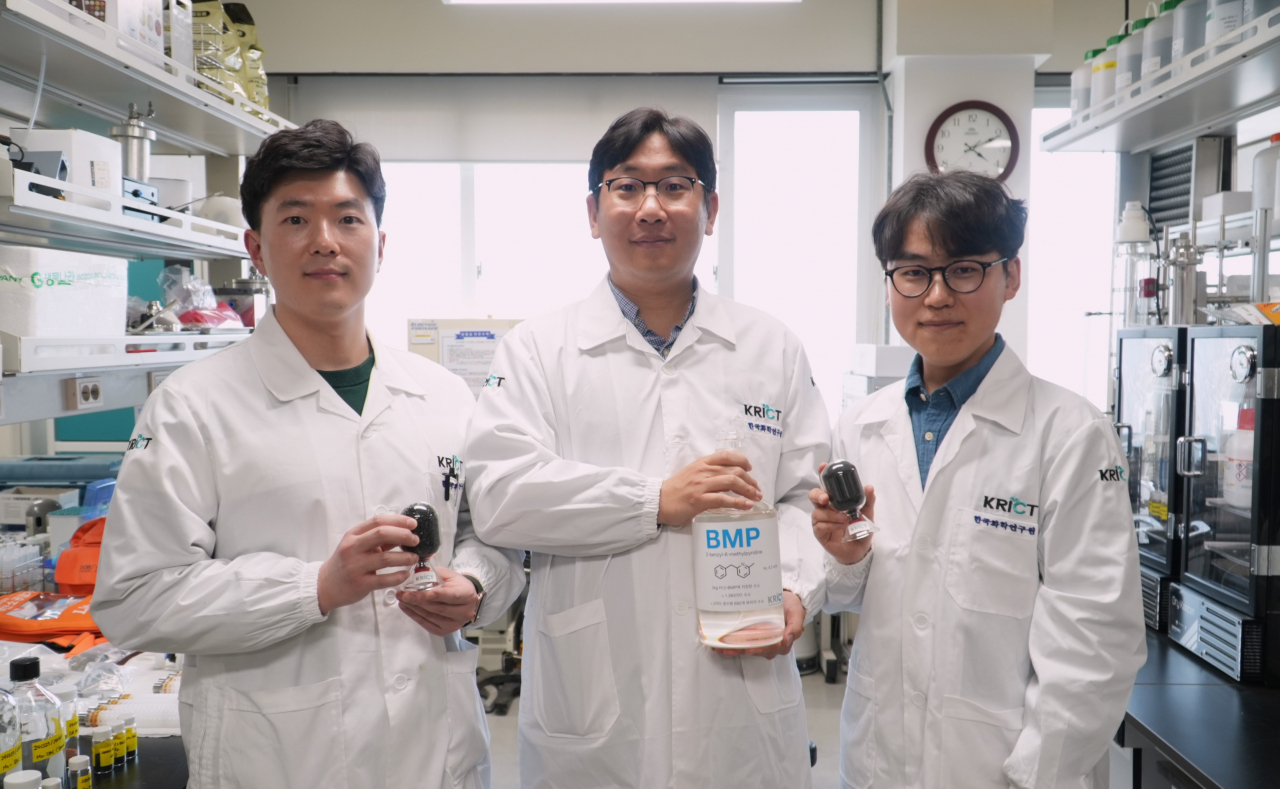 획기적 성능과 확장성까지 확보한 혁신적 LOHC 소재를 개발한 한국화학연구원 연구진. 이정재(왼쪽부터) 학생연구원, 박지훈 박사, 정관용 연구원.[한국화학연구원 제공]