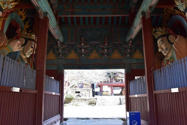 보물로 지정된 순천 송광사 사천왕문 내부.