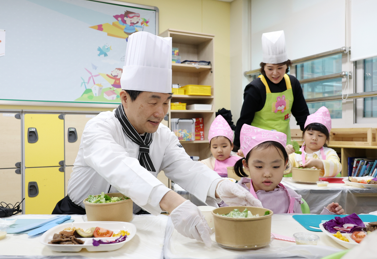 이주호 사회부총리 겸 교육부 장관이 지난달 12일 충북 진천상신초등학교를 방문해 늘봄학교 프로그램을 체험하고 있다. [연합]
