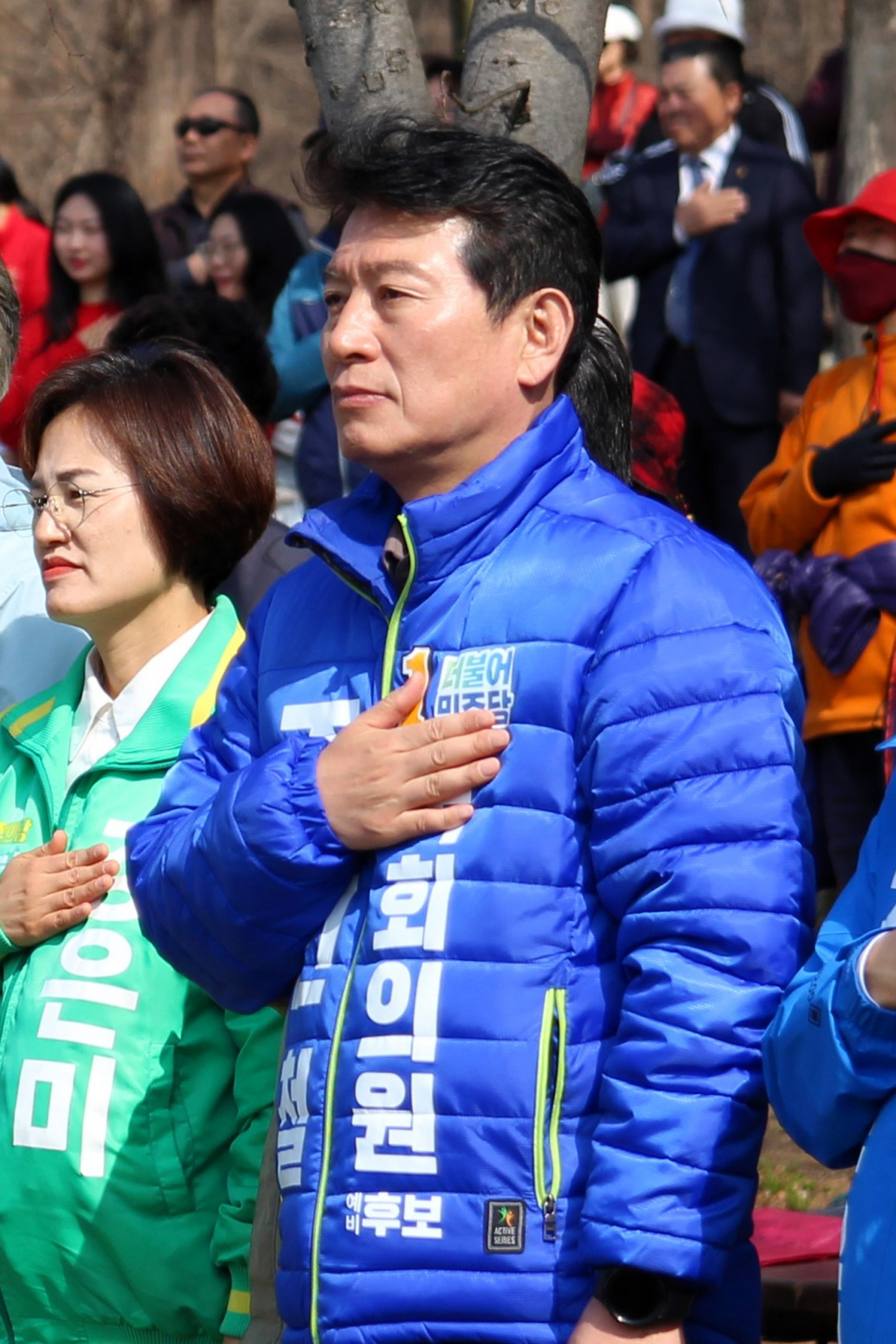 제22대 국회의원 선거 후보 등록 후 첫 주말인 3월 23일 오전 광주 서구갑에 출마한 더불어민주당 조인철 후보가 광주에서 열린 걷기대회에 참석해 국기에 대한 맹세를 하고 있다.[연합]