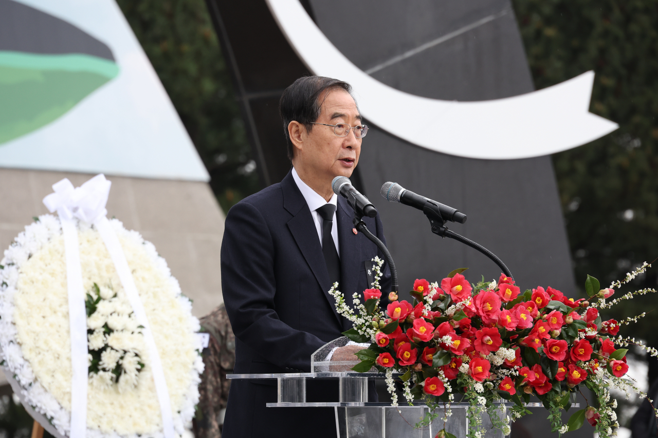 한덕수 국무총리가 3일 오전 제주시 4·3 평화공원에서 열린 4·3 희생자 추념식에 참석해 추념사를 하고 있다.[연합]