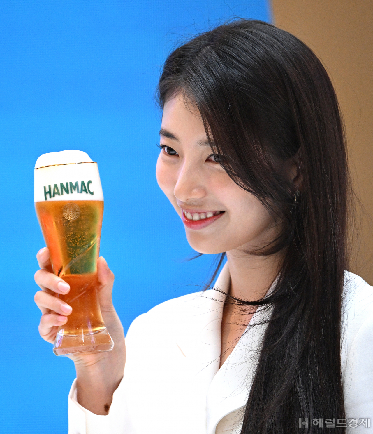 오비맥주가 3일 오후 서울 여의도 IFC에서 ‘한맥 엑스트라 크리미 生’ 출시 기념 팝업스토어를 오픈한 가운데 배우 수지가 제품을 선보이고 있다. 임세준 기자