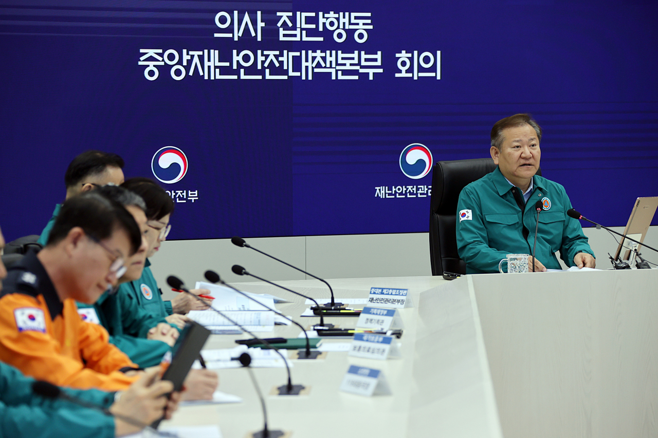 이상민 ‘의사 집단행동 중앙재난안전대책본부(중대본) 제2차장(행정안전부 장관)이 3일 오전 세종시 정부세종청사에서 의사 집단행동 중대본 회의를 주재하고 모두발언을 하고 있다.[행정안전부 제공]