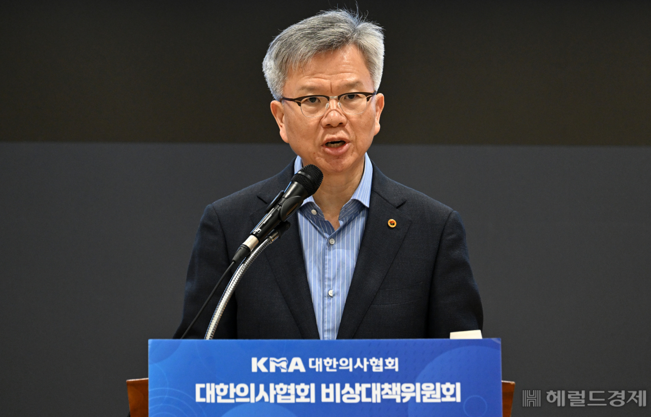 김택우 대한의사협회 비상대책위원장이 3일 오후 서울 용산구 대한의사협회에서 열린 의대정원 증원 저지를 위한 비상대책위원회 정례 브리핑에 참석해 발표하고 있다. 임세준 기자