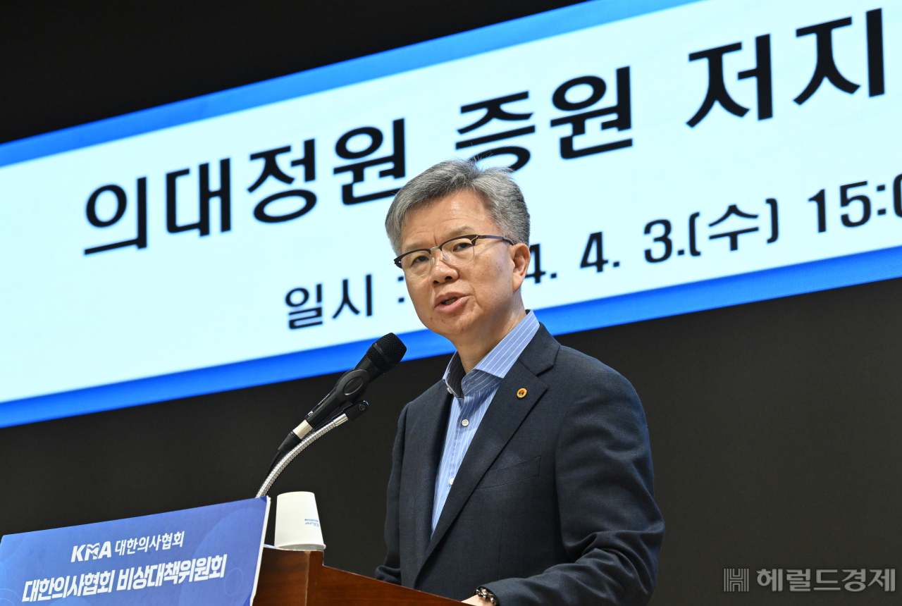 김택우 대한의사협회 비상대책위원장이 3일 오후 서울 용산구 대한의사협회에서 열린 의대정원 증원 저지를 위한 비상대책위원회 정례 브리핑에 참석해 발표하고 있다. 임세준 기자