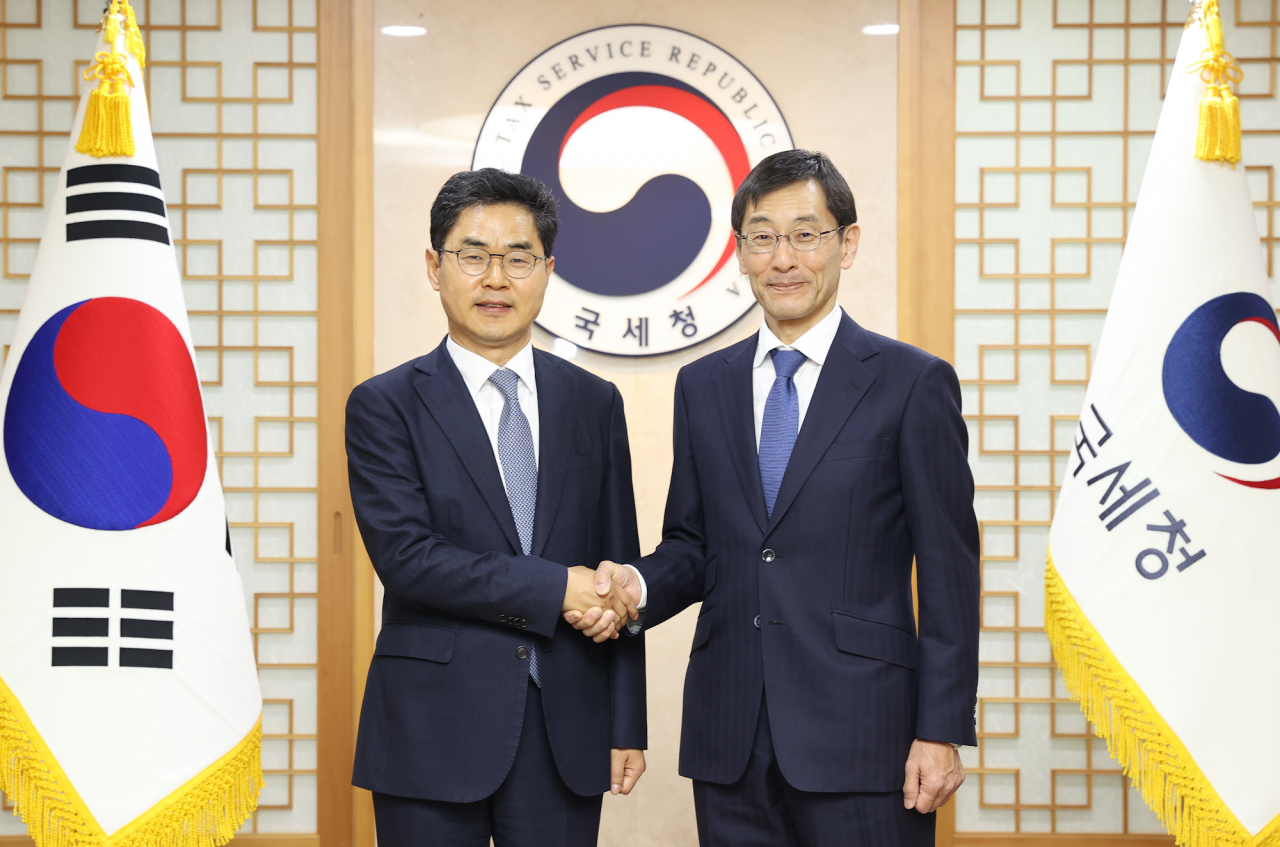 김창기 국세청장(왼쪽)이 3일 서울 종로구 서울지방국세청에서 스미사와 히토시 일본 국세청장을 만나 기념 촬영하고 있다. [국세청 제공]
