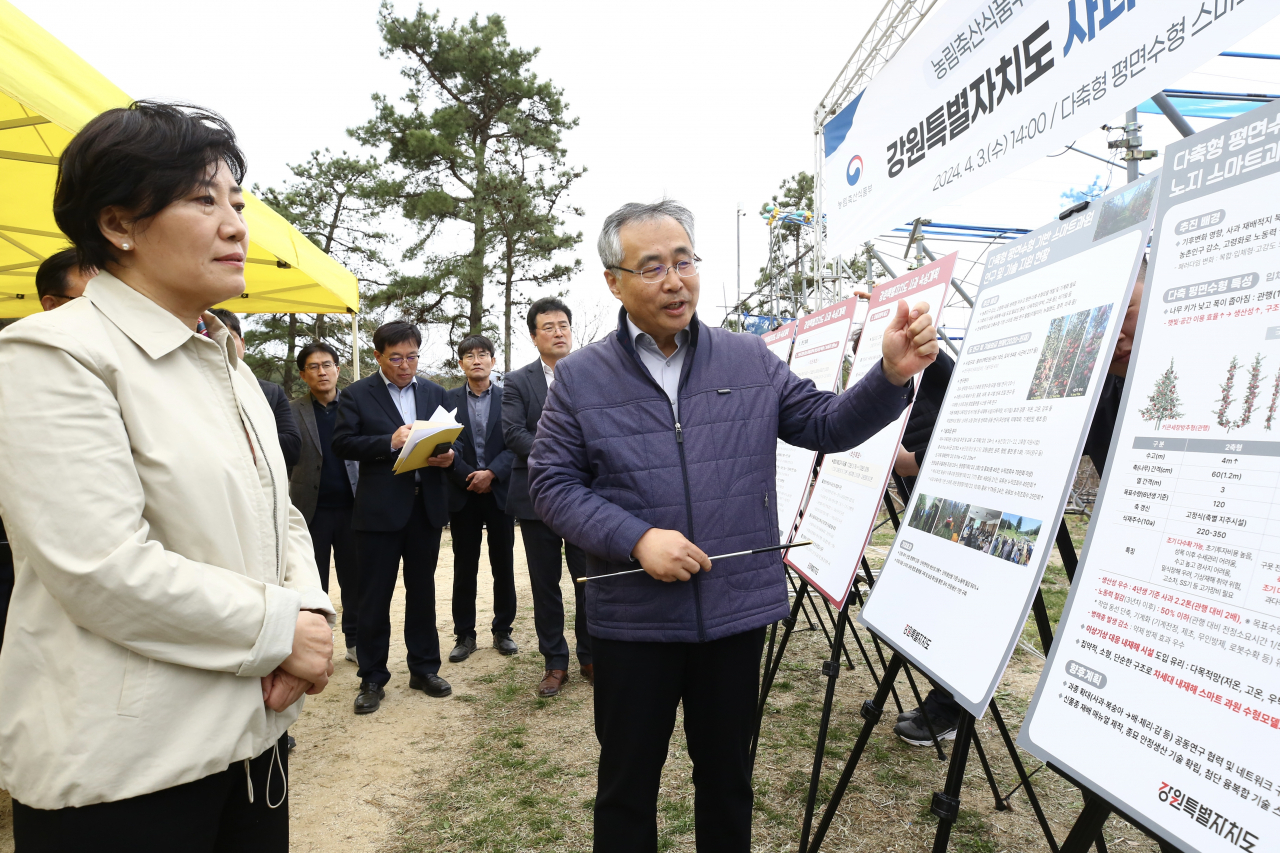송미령 농림축산식품부 장관이 3일 강원 춘천시 스마트 과수원 실증단지를 찾아 설명을 듣고 있다. [연합]