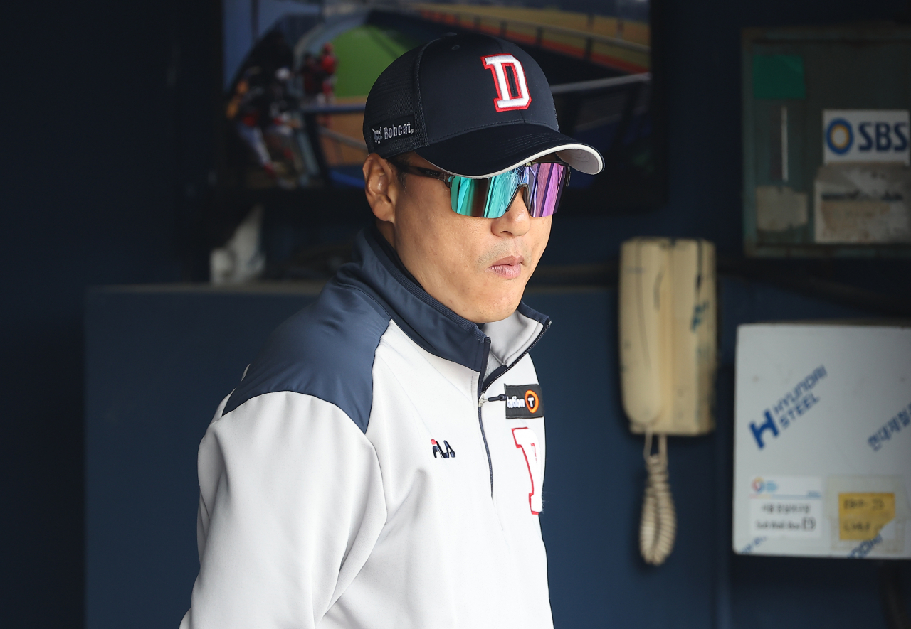 14일 오후 서울 잠실야구장에서 열린 2024 KBO 프로야구 KIA 타이거즈와 두산 베어스의 시범 경기. 두산 이승엽 감독이 경기를 지켜보고 있다. [연합]