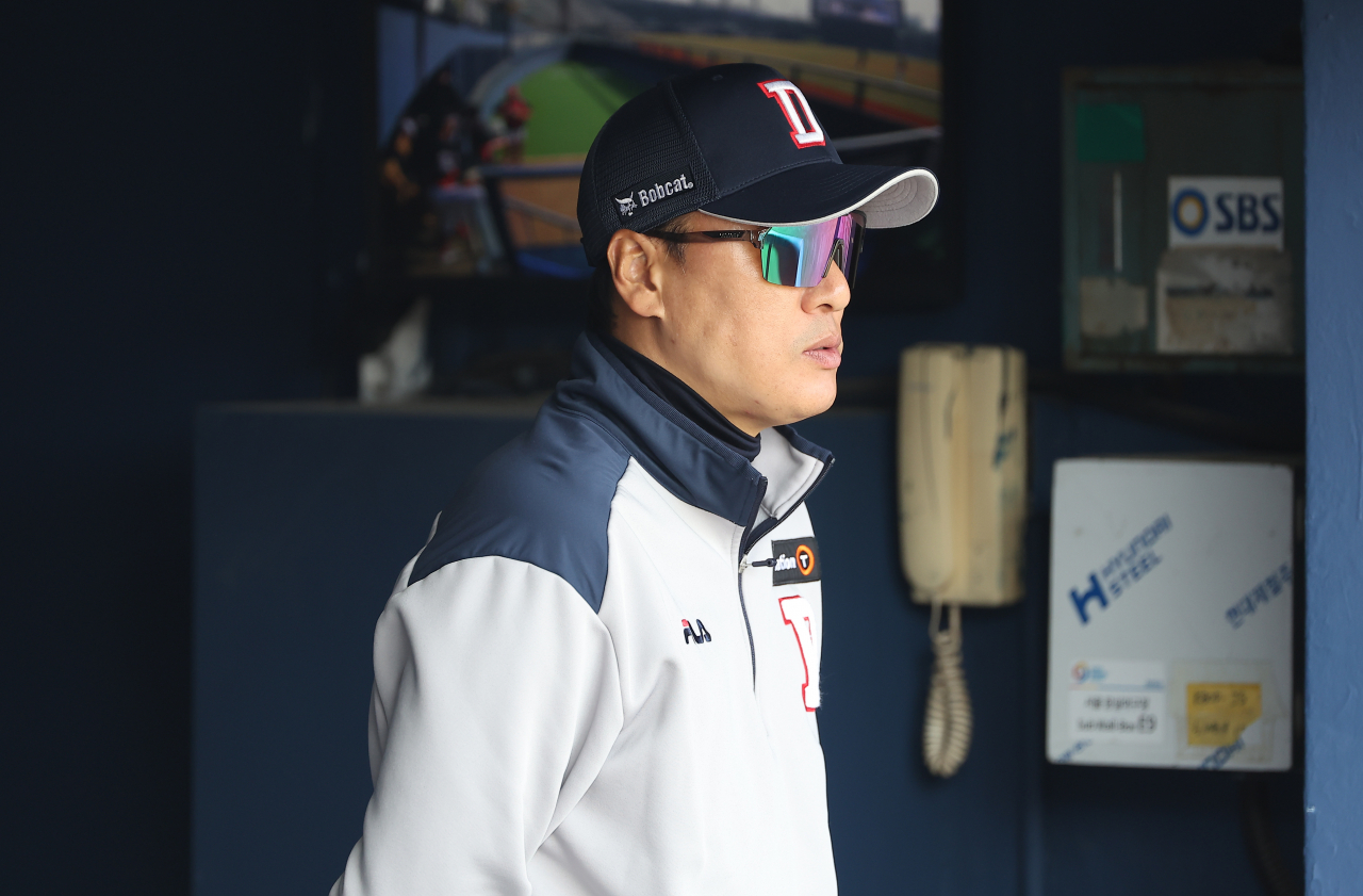14일 오후 서울 잠실야구장에서 열린 2024 KBO 프로야구 KIA 타이거즈와 두산 베어스의 시범 경기. 두산 이승엽 감독이 경기를 지켜보고 있다. [연합]