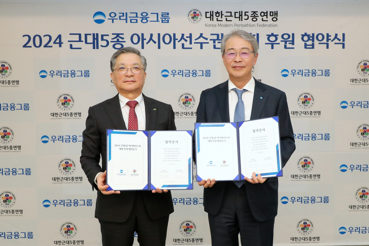 임종룡(오른쪽) 우리금융그룹 회장이 3일 ‘2024 근대5종 아시아선수권대회’ 공식 후원 협약식을 마치고 이한준 대한근대5종연맹 회장과 기념촬영을 하고 있다. 대회는 오는 10일부터 15일까지 경기도 화성에서 열릴 예정이다. [우리금융그룹 제공]