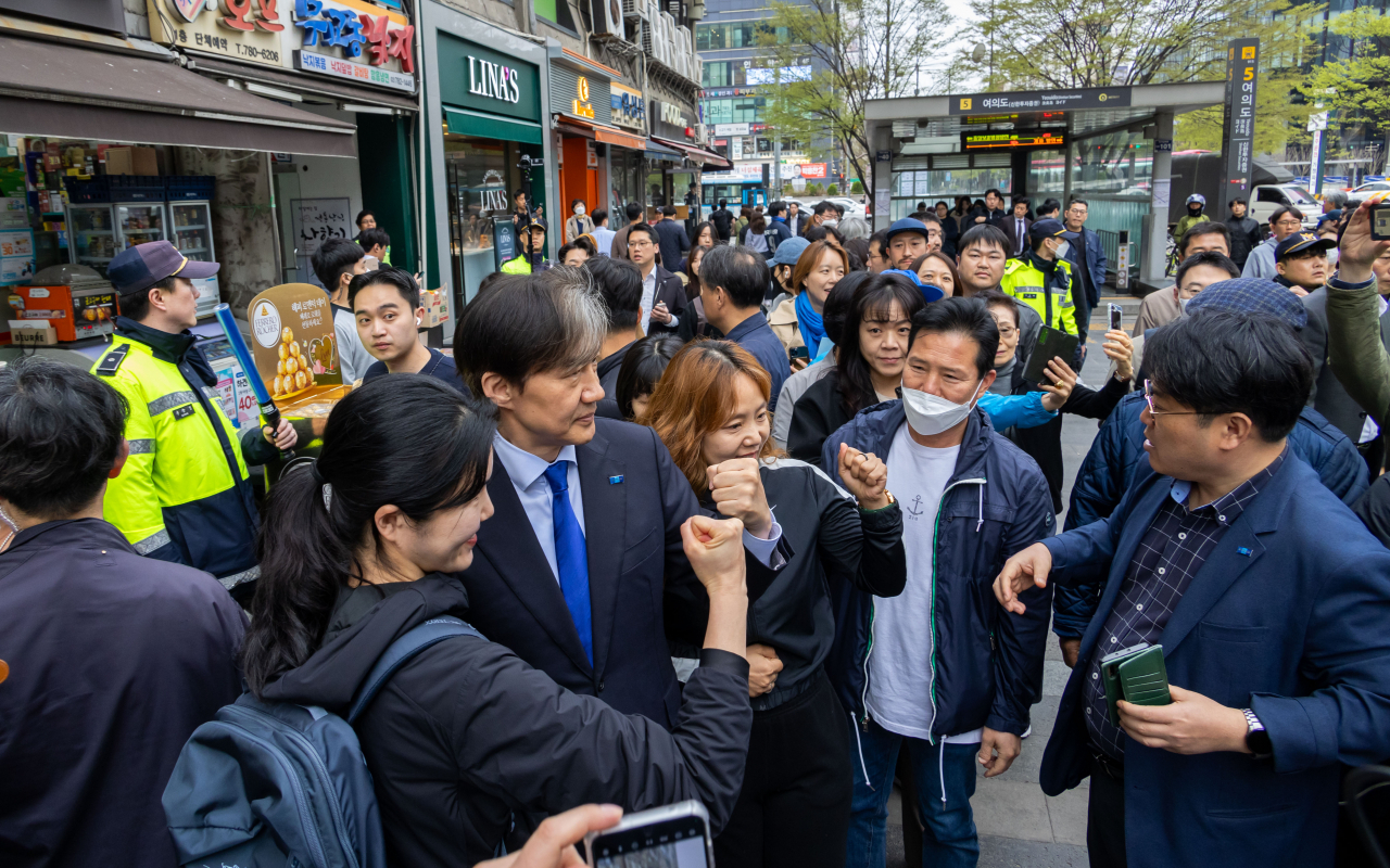조국 조국혁신당 대표와 비례대표 후보자들이 4일 오전 서울 여의도역 5번 출구에서 출근길 인사를 하고 있다. [조국혁신당 제공]