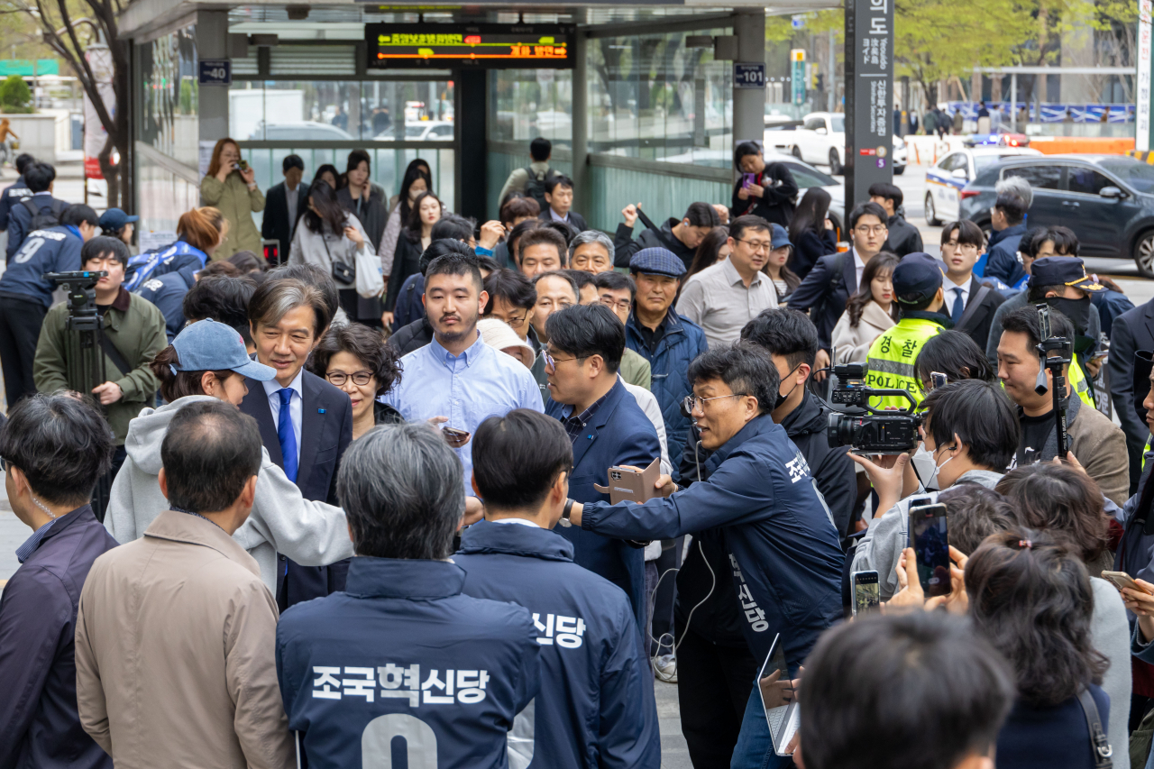 조국 조국혁신당 대표와 비례대표 후보자들이 4일 오전 서울 여의도역 5번 출구에서 출근길 인사를 하고 있다. [조국혁신당 제공]