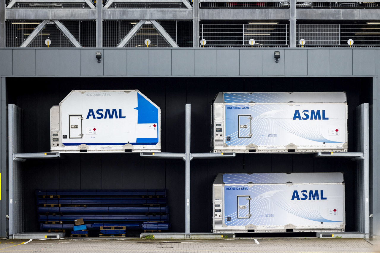 네덜란드 벨드호벤에서 네덜란드 반도체장비업체 ASML 컨테이너가 쌓여있다. 지난달 네덜란드 정부는 ASML 본사가 있는 에인트호번 지역의 인프라를 대대적으로 개선하는 이른바 ‘베토벤 작전’으로 25억유로(약 3조 7000억원)를 내기로 했다. [AFP]