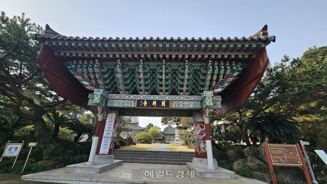 월정사 일주문