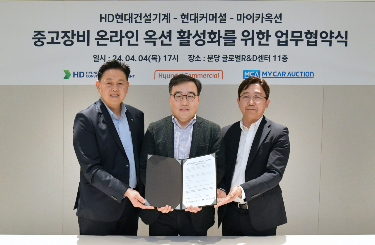 송희준(왼쪽부터) HD현대건설기계 영업부문장, 김근만 현대커머셜 산업금융본부장, 강상현 마이카옥션 대표 등이 업무협약 체결 이후 기념사진을 촬영하고 있다. [HD현대건설기계 제공]