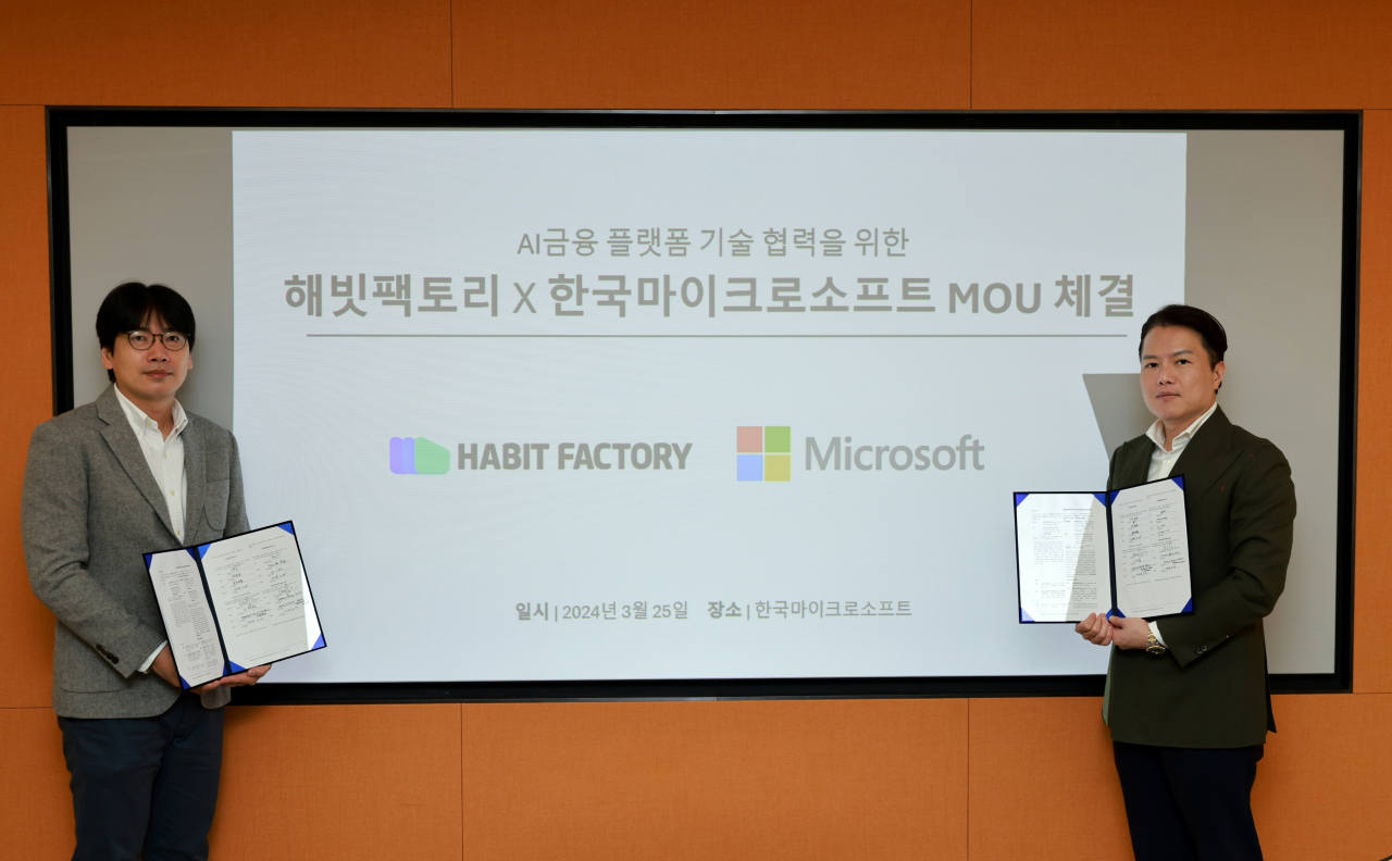 이동익(왼쪽) 해빗팩토리 공동대표와 조원우 한국마이크로소프트 대표가 최근 AI 금융 플랫폼 기술 협력을 위한 업무협약식에서 기념촬영을 하고 있다. [해빗팩토리 제공]