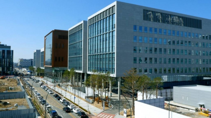 LG CNS 본사가 위치한 서울 마곡 LG사이언스파크. LG CNS는 1987년 LG그룹사 소프트웨어 시스템 구축 등 시스템 통합업체로 시작해 최근 클라우드 서비스, AI 등 신사업을 확장하고 있다. 2023년 총매출은 5조 6000억원 상당이다. [LG 제공]