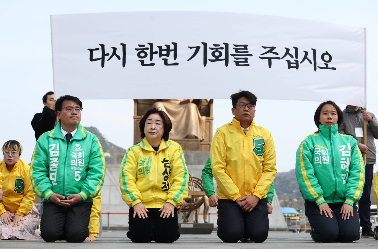 제22대 국회의원 선거 사전투표일 전날인 지난달 4일 오전 서울 광화문광장에서 녹색정의당 김준우 대표와 심상정 원내대표 등 당원들이 유권자들에게 지지를 호소하며 절을 하고 있다. [연합]