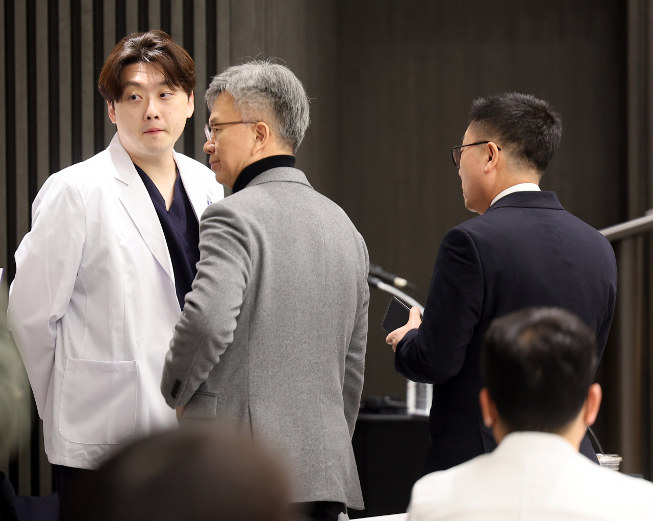 박단 대한전공의협의회(대전협) 비상대책위원회 위원장(왼쪽)이 지난 4일 윤석열 대통령과 면담을 가진 가운데 의료계에선 앞서 윤 대통령이 요구한 ‘의대 증원 통일안’ 마련에 나섰다. [연합]