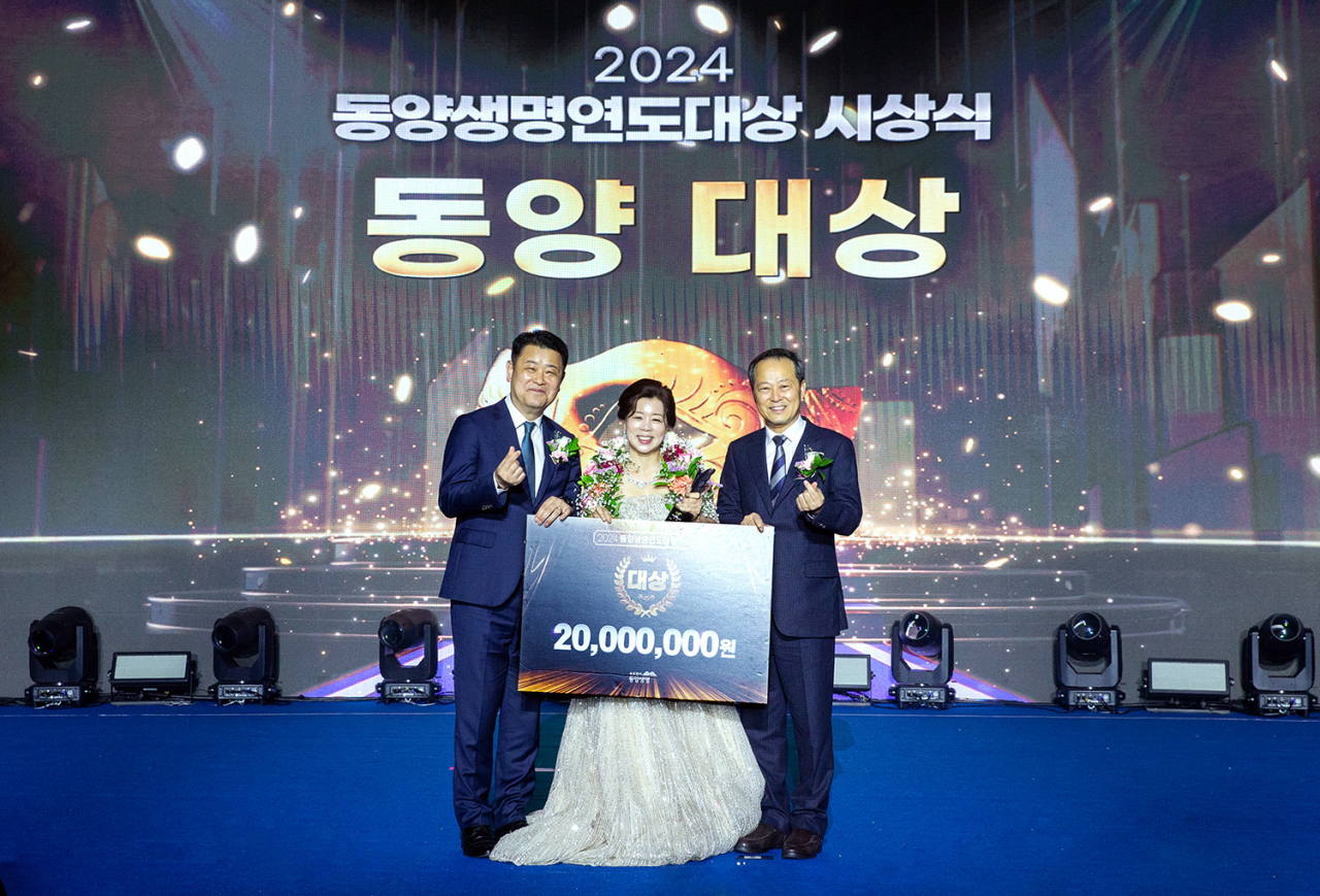 지난 4일 서울 양재동 THE-K 호텔에서 동양생명 연도대상 시상식이 개최됐다. 오른쪽부터 이문구 동양생명 대표, 장금선 명예상무, 박판용 FC본부장 이사.