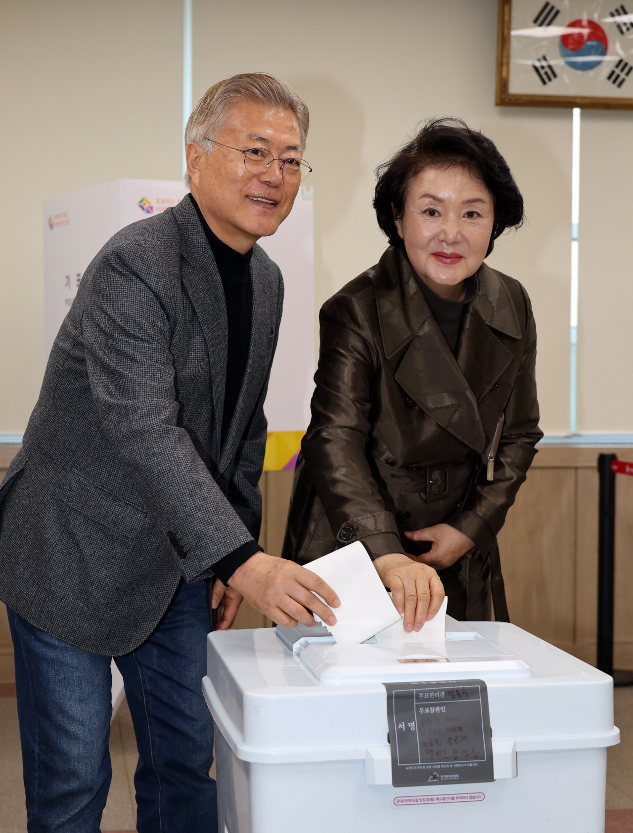 文,김정숙 여사와 사전투표…“민주당·조국당·새미래 승리하길”