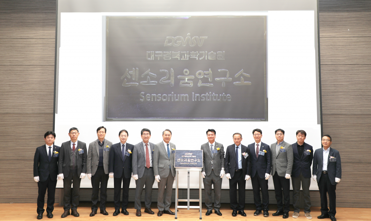 이건우(왼쪽 여섯번째) DGIST 총장과 관계자들이 센소리움연구소 현판식을 진행하고 있다.[DGIST 제공]