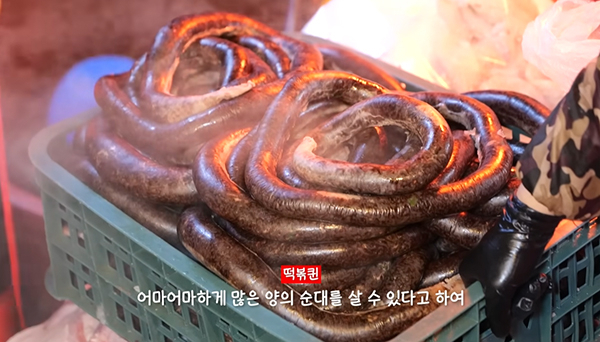 [유튜브 채널 '떡볶퀸' 갈무리]