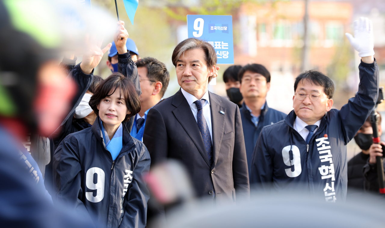 조국, 尹 사전투표한 부산 ‘그 장소’에서 ‘같은 날’ 사전투표