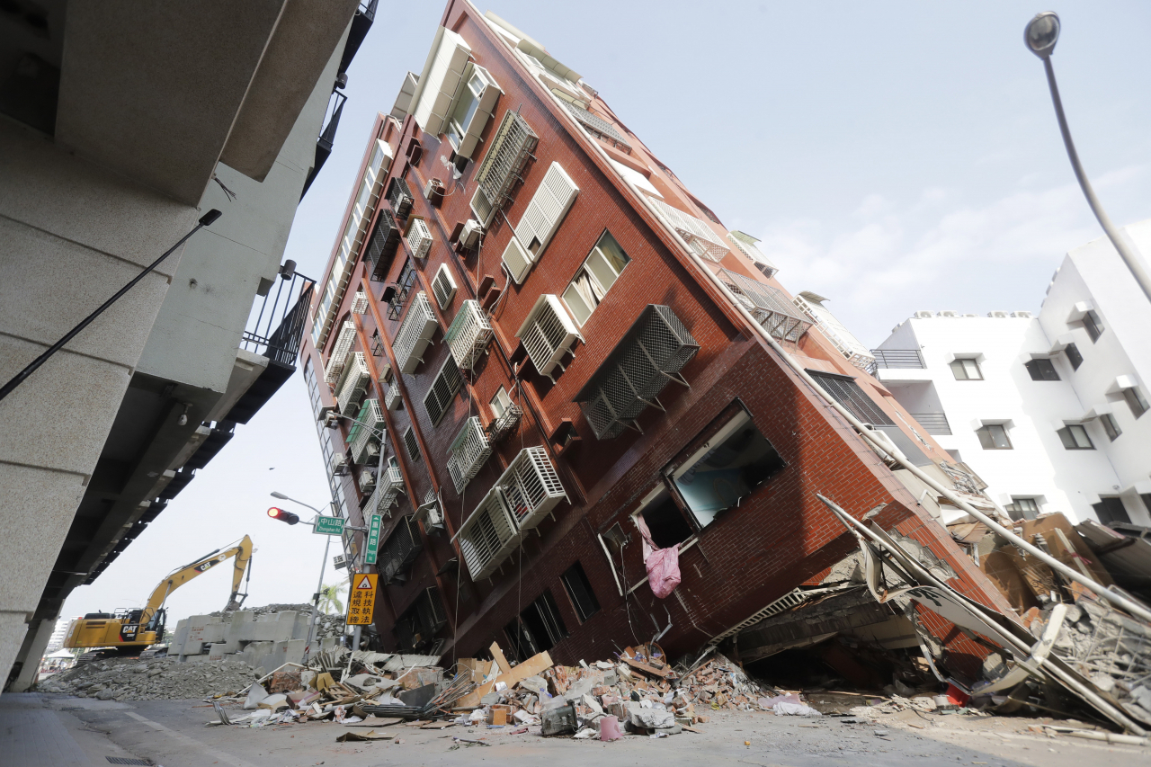 지난 4일 대만 동부 화롄시에서 지진이 발생한 여파로 건물이 기울어져 있다. [AP]