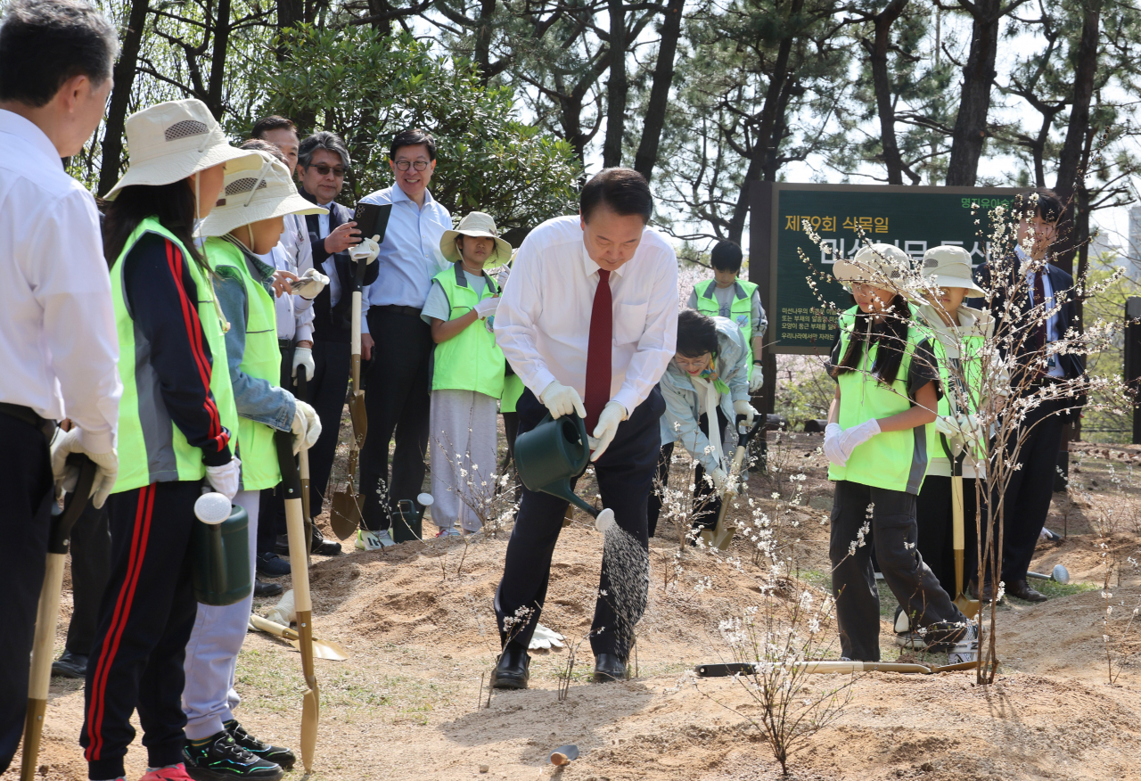 윤석열 대통령이 식목일인 5일 부산 강서구 명지근린공원에서 열린 제79회 식목일 기념행사에서 미선나무 묘목을 심은 뒤 물을 주고 있다. [연합]