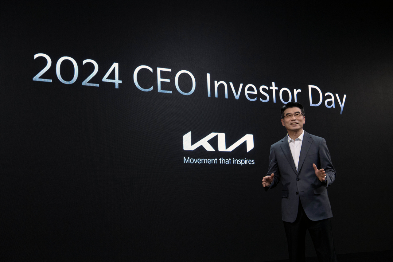 송호성 기아 사장이 5일 개최된 ‘2024 CEO 인베스터 데이’에서 기아의 중장기 사업 전략과 재무 목표 등에 대해 설명하고 있다. [기아 제공]