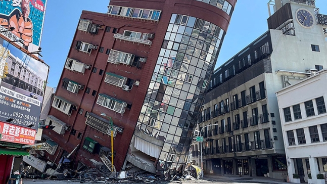 지난 3일 대만 동부를 강타한 규모 7.4 강진으로 화롄 지역 건물이 심하게 기울어 있다.[연합]